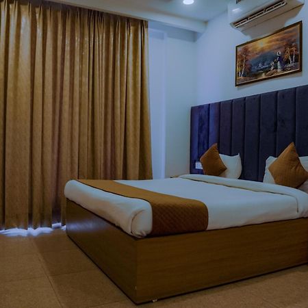 Hotel Lake View Chandīgarh Extérieur photo