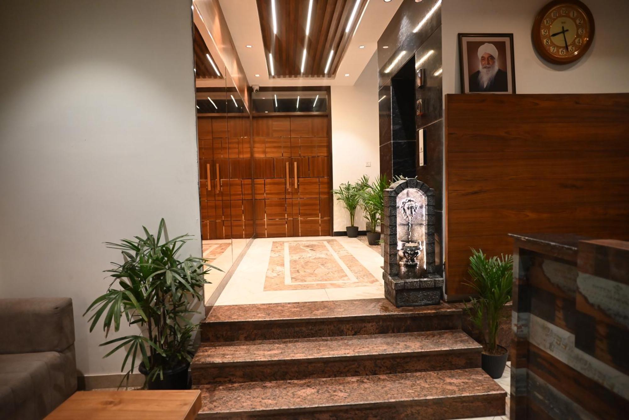 Hotel Lake View Chandīgarh Extérieur photo
