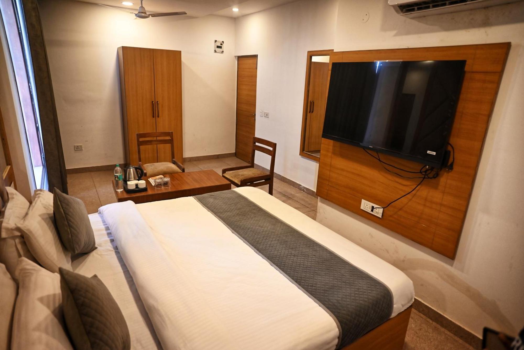 Hotel Lake View Chandīgarh Extérieur photo