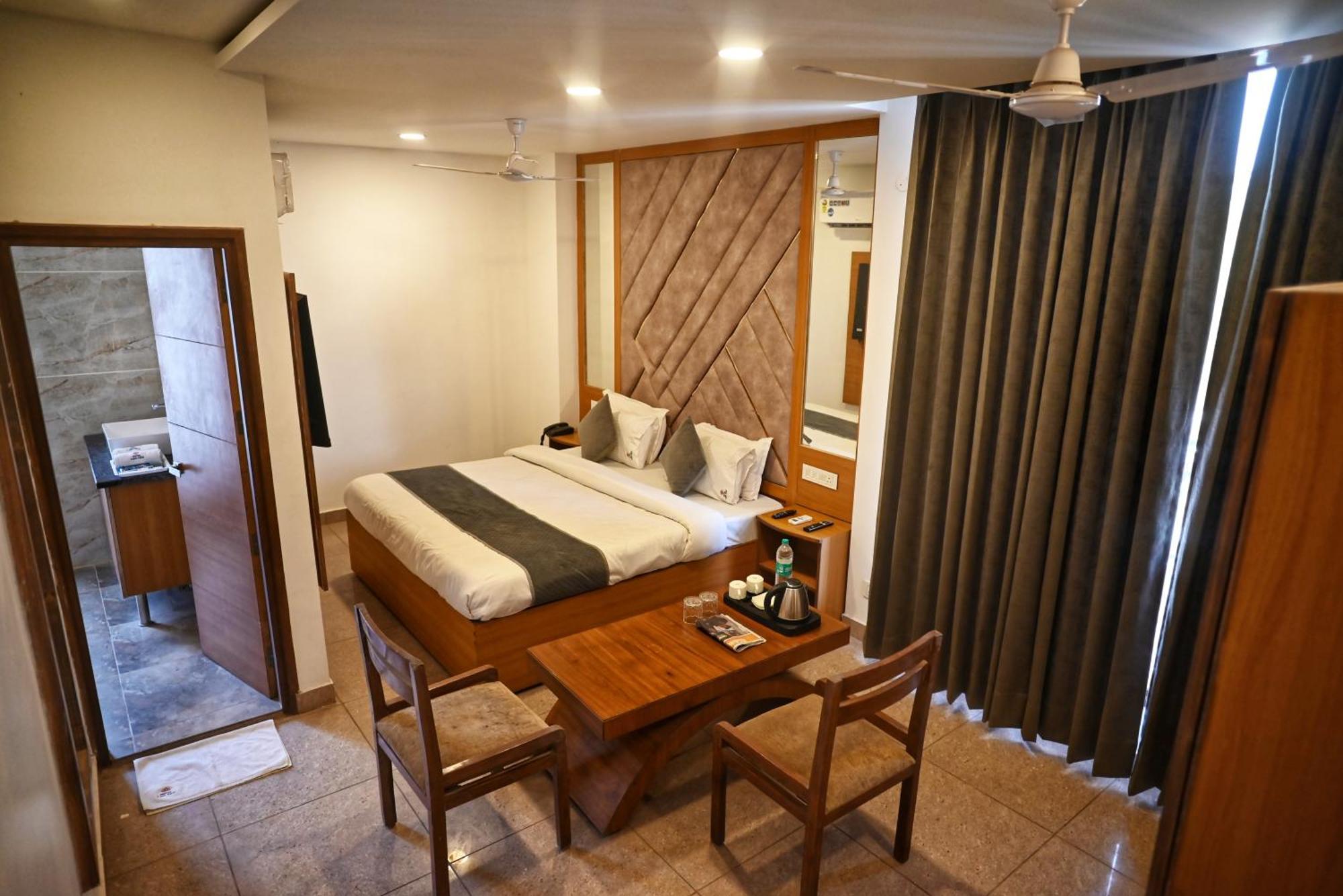 Hotel Lake View Chandīgarh Extérieur photo