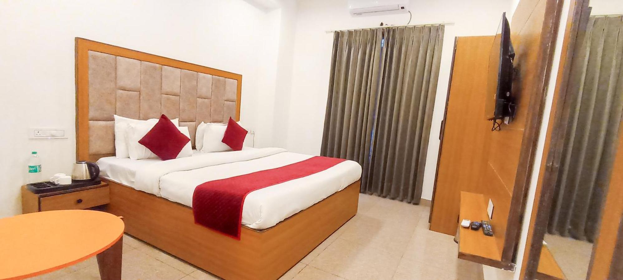 Hotel Lake View Chandīgarh Extérieur photo