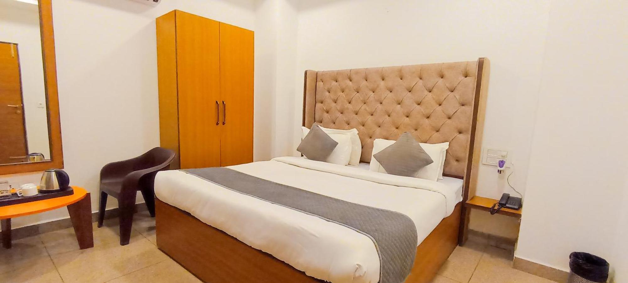 Hotel Lake View Chandīgarh Extérieur photo
