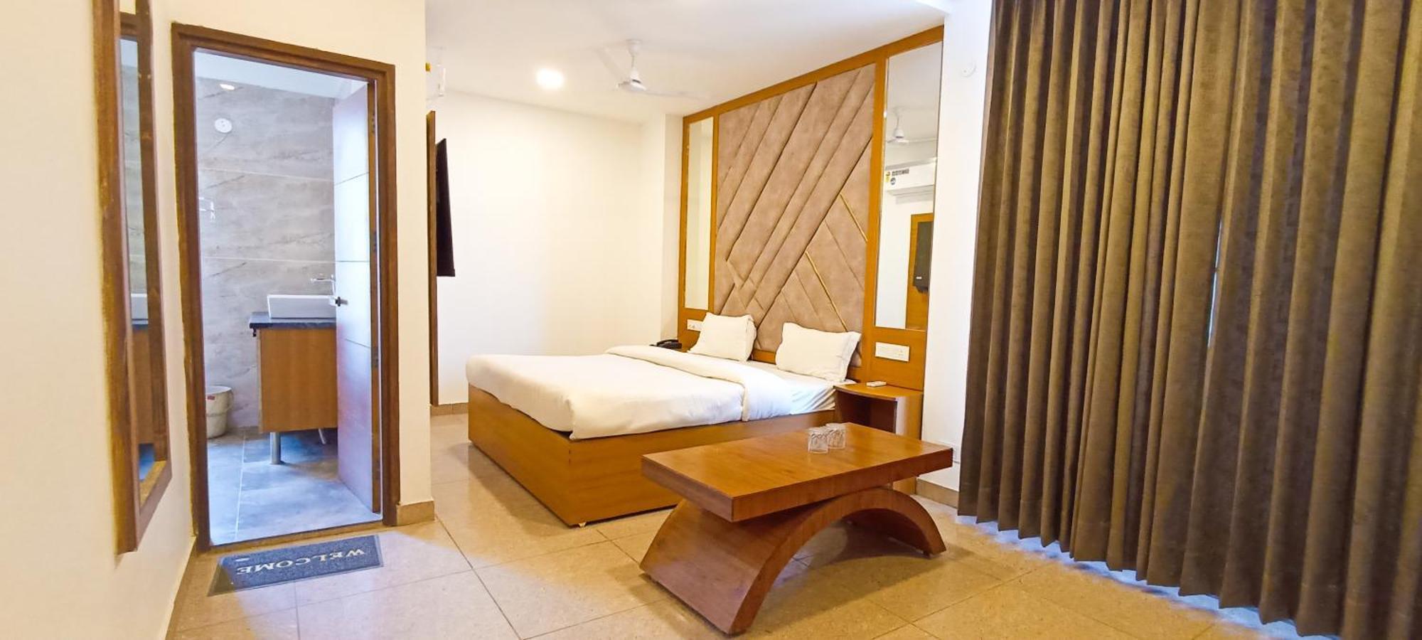 Hotel Lake View Chandīgarh Extérieur photo