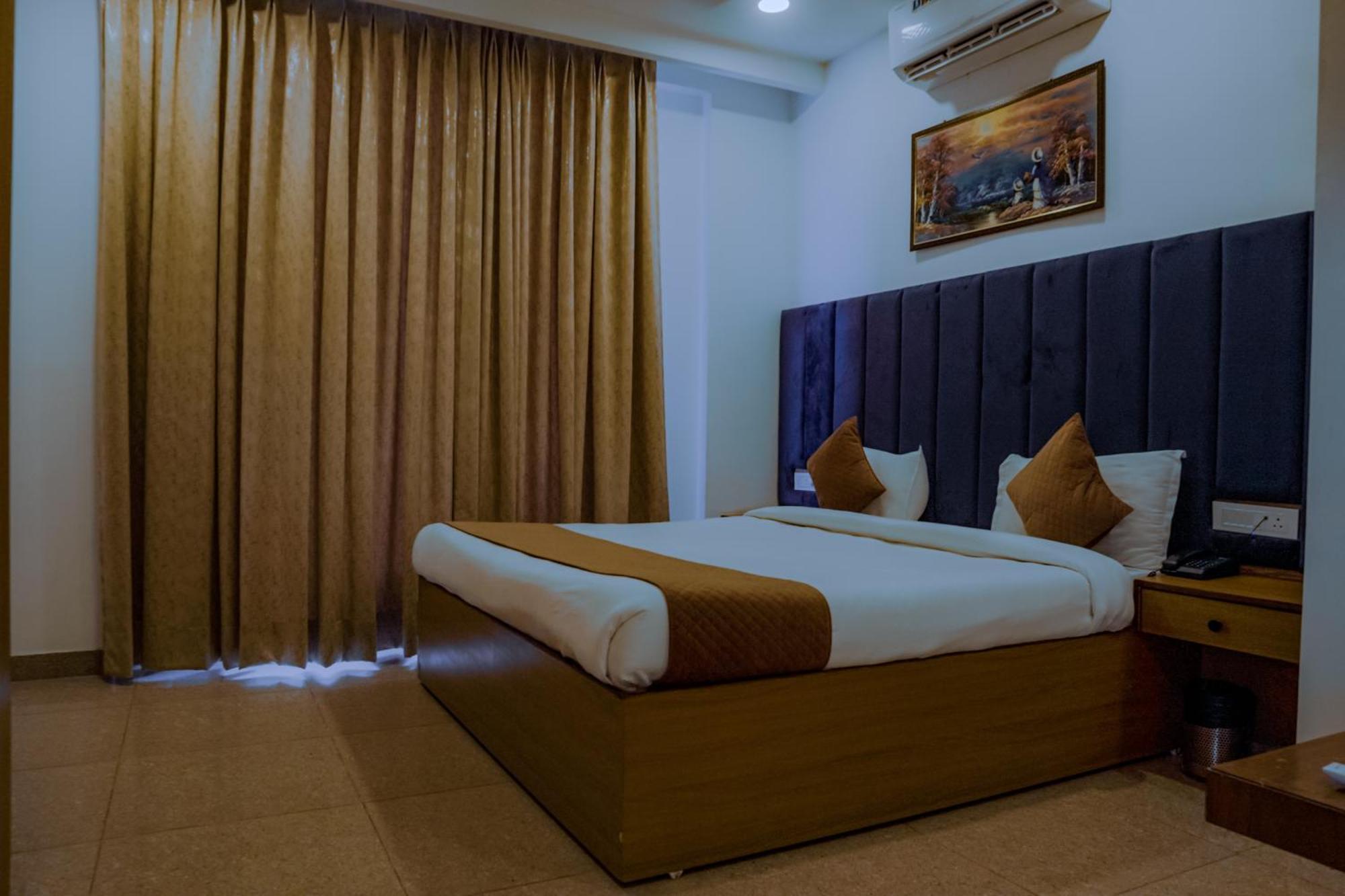 Hotel Lake View Chandīgarh Extérieur photo