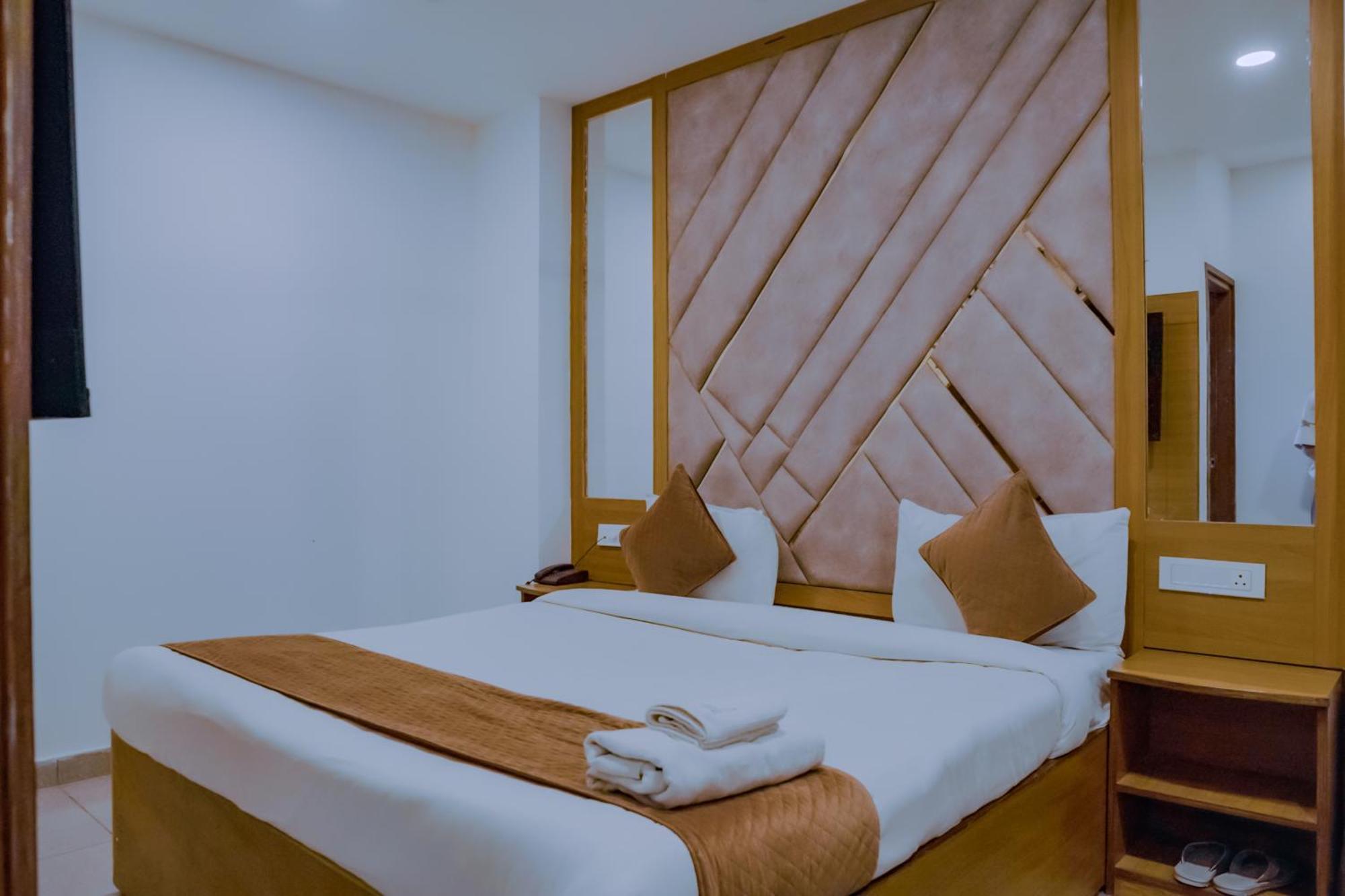 Hotel Lake View Chandīgarh Extérieur photo