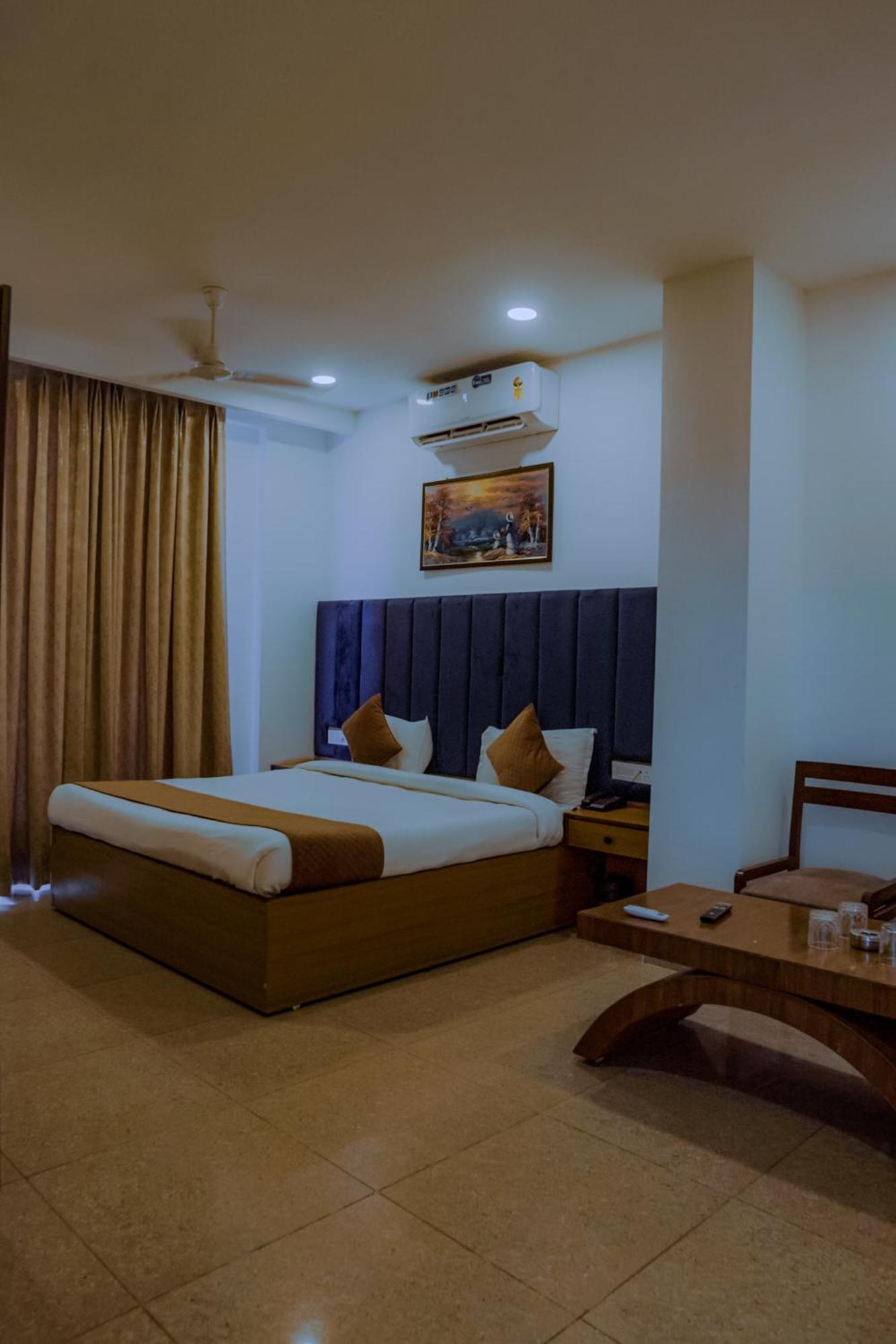 Hotel Lake View Chandīgarh Extérieur photo