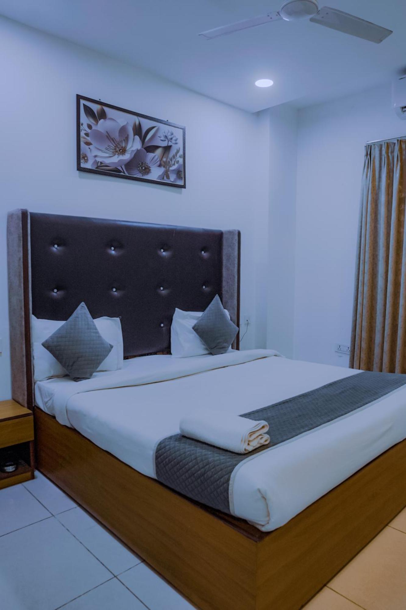 Hotel Lake View Chandīgarh Extérieur photo