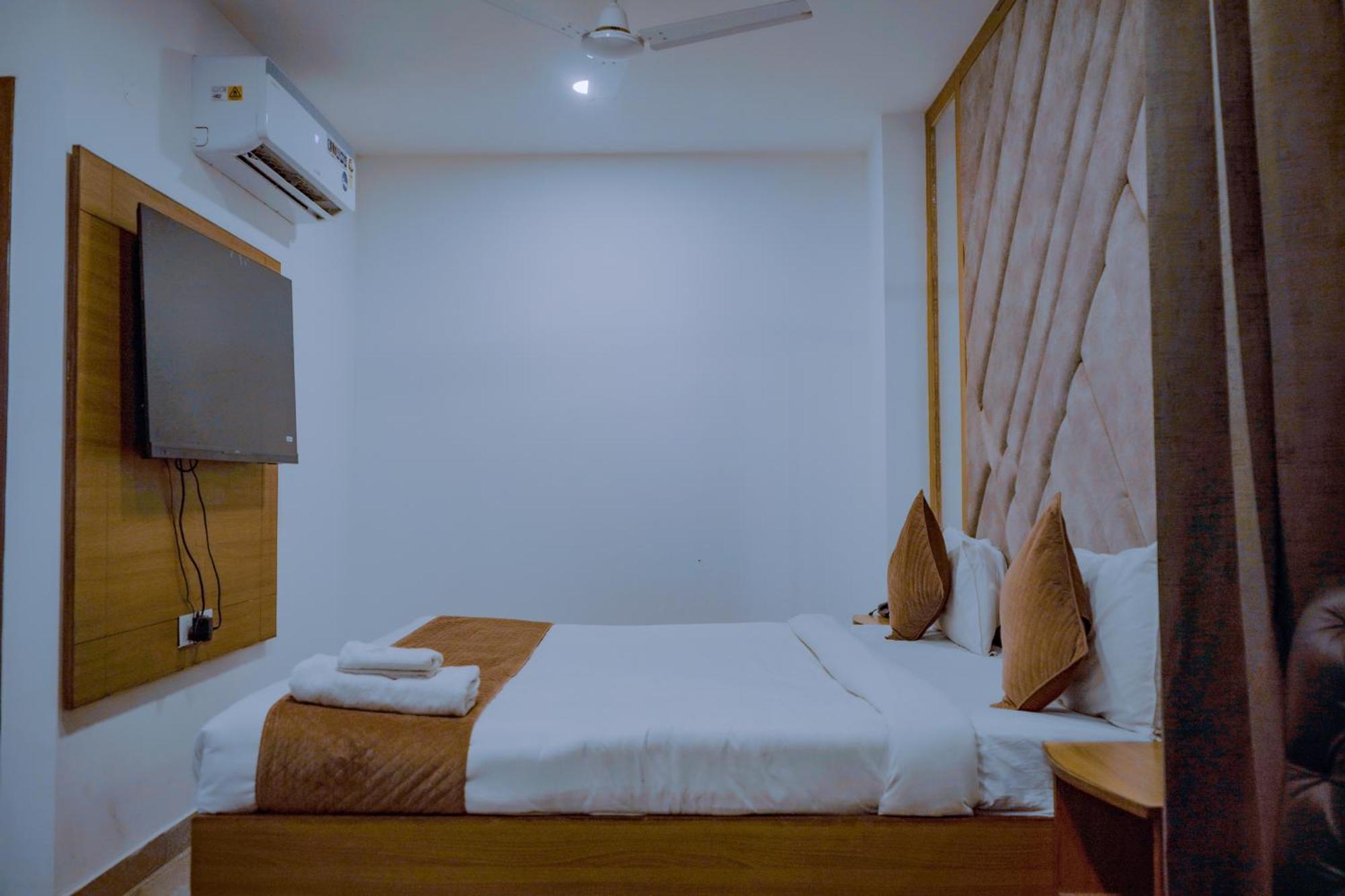 Hotel Lake View Chandīgarh Extérieur photo