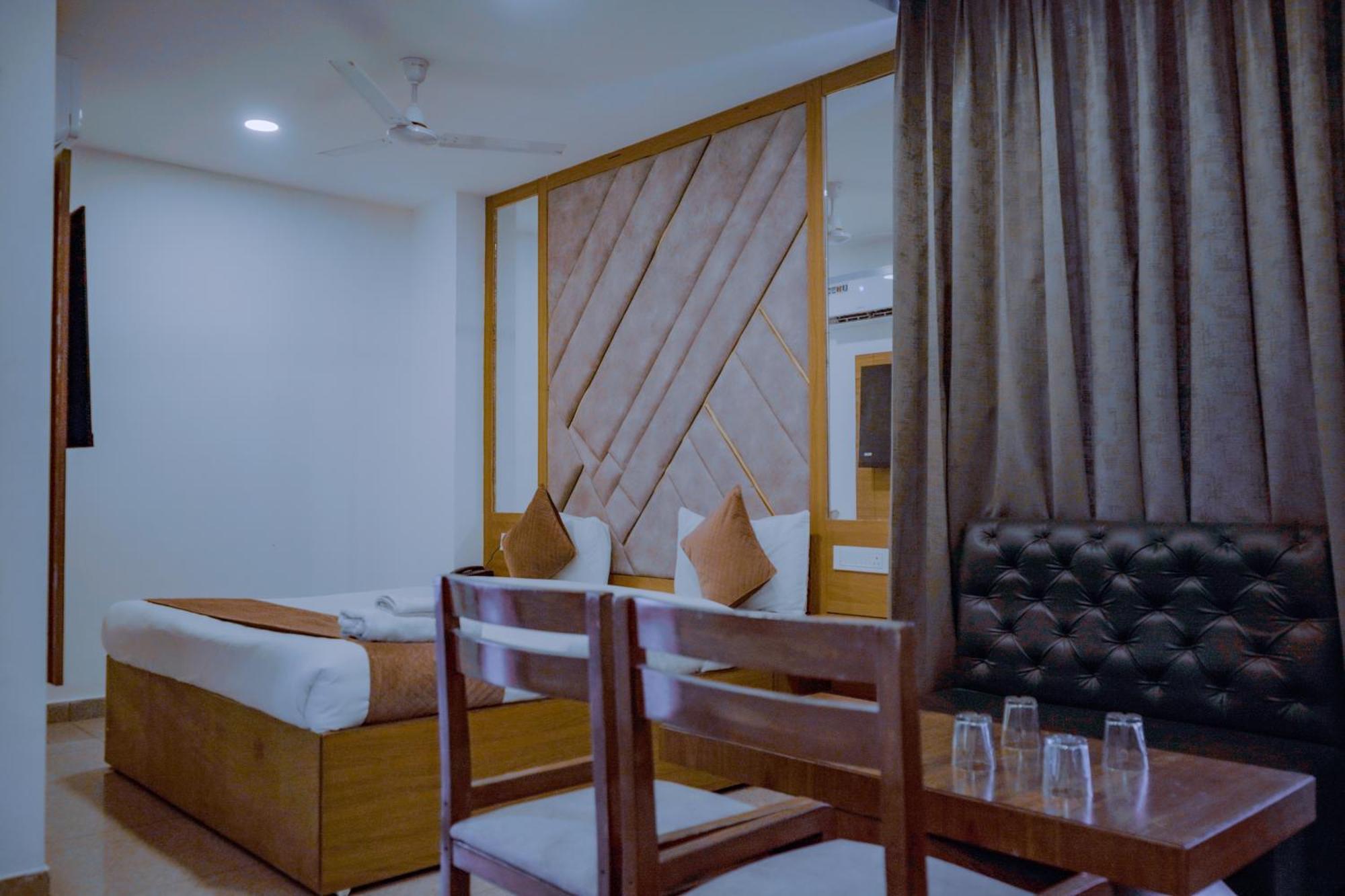 Hotel Lake View Chandīgarh Extérieur photo